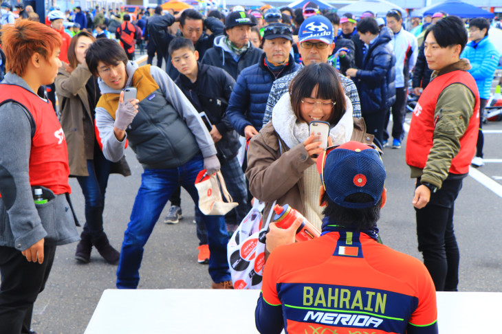 サイン会は長蛇の列 こんな人気選手を一人占めできる贅沢な企画なのだ