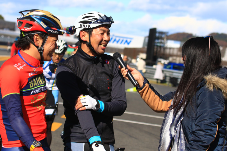 イイミワさんに感想を聞かれる岡崎さん　ついつい笑顔がこぼれてしまう