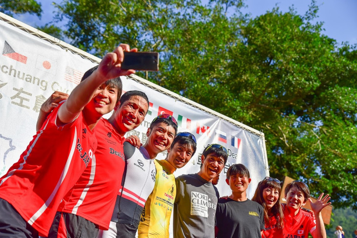 個人総合優勝を果たした岩島選手。第7ステージゴール後、皆で記念撮影