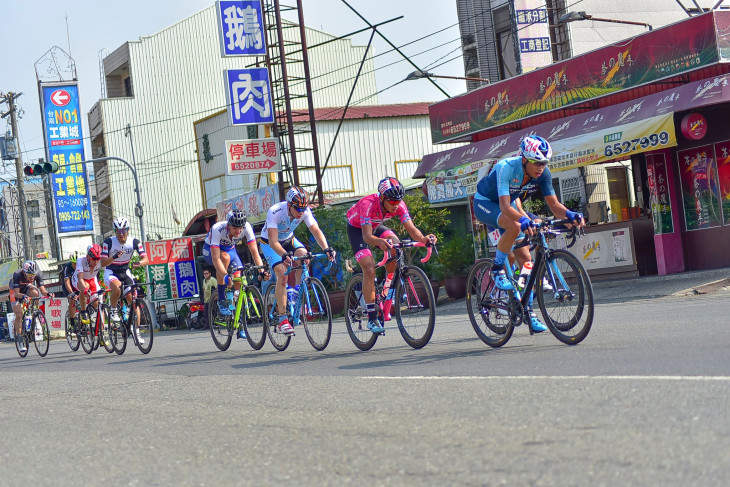 多くの有力選手を含む逃げグループ