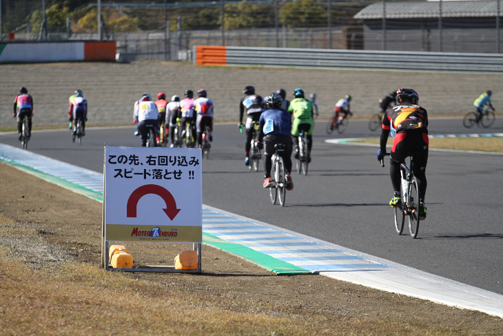 コースの要所要所には注意喚起の看板も設置