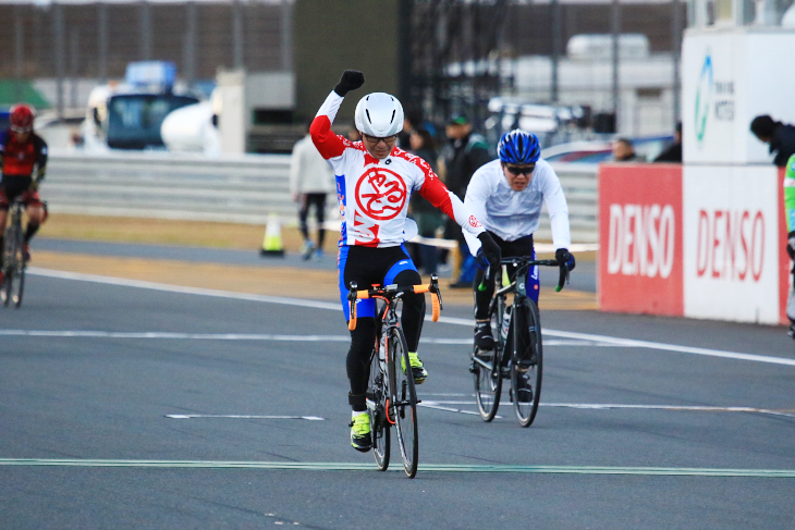 長時間のレースを終えガッツポーズでゴールに飛び込んでくる