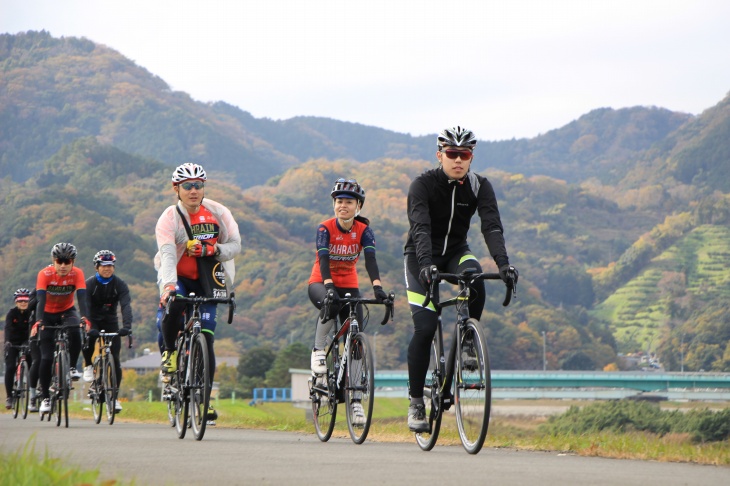 紅葉の美しい狩野川沿いを行く