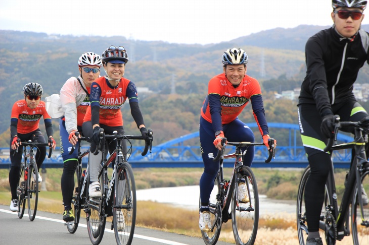 走りながら新城選手と交流する事が出来る