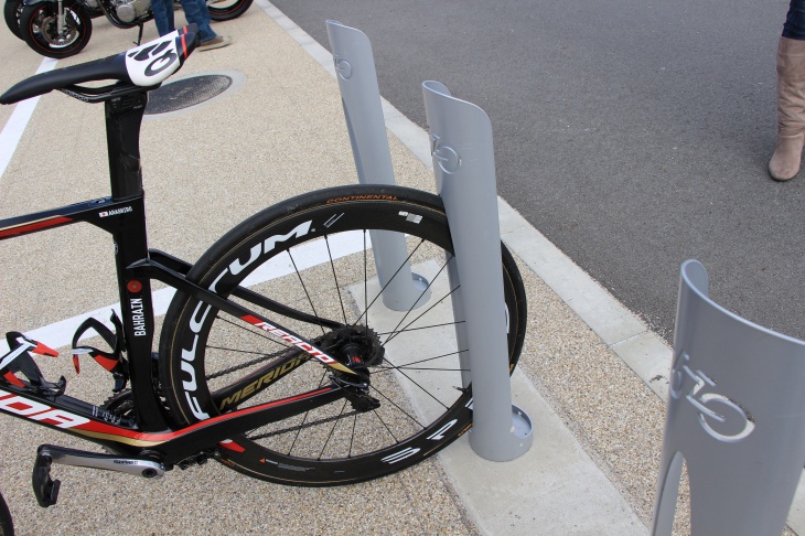 伊豆ゲートウェイ函南にはシンプルな自転車スタンドが設置されている