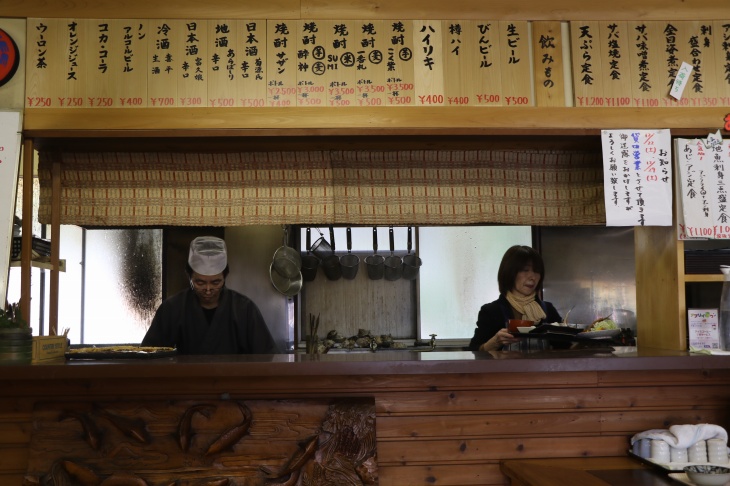 店主と奥さん二人で切り盛りしている地元でも人気の定食屋さんだ