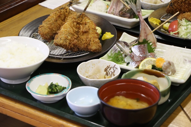 沢山のおかずがついたアジフライ定食