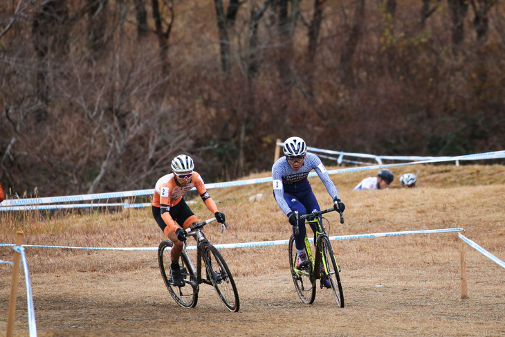 男子マスターズ40-44 先頭を走る筧五郎(56サイクル)と石川正道(ChampionSystemJapanTestTeam)