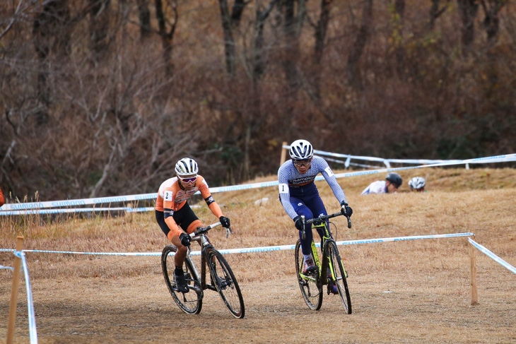 男子マスターズ40-44　先頭を走る筧五郎（56サイクル）と石川正道（ChampionSystemJapanTestTeam）