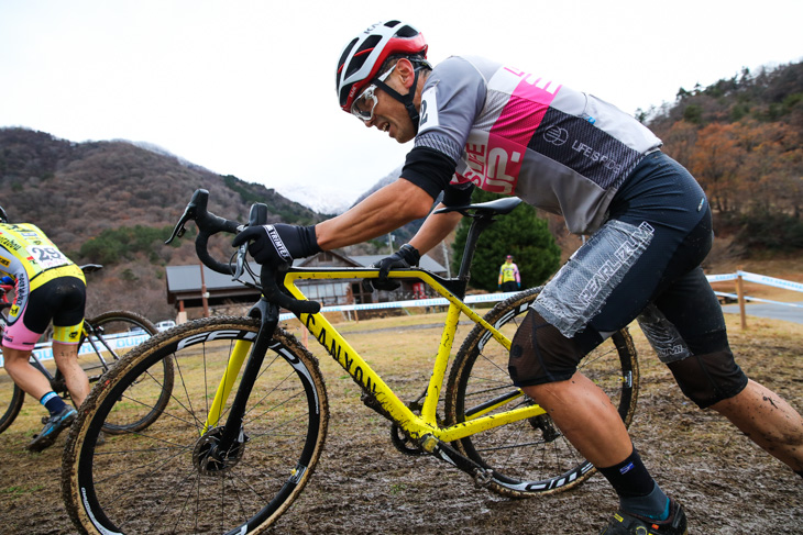 男子マスターズ50-54 先頭に立つ羽鳥和重(Cycleclub3UP)