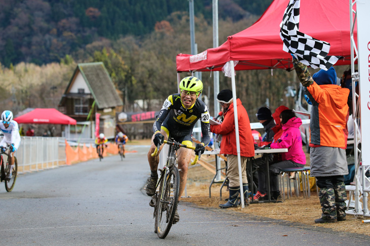 男子マスターズ45-49 先着した小橋洋二(ドM組合/ビババイクスジャパン)