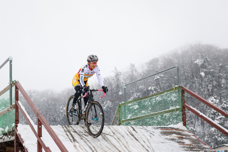 女子エリート　フライオーバーを越える唐見実世子（弱虫ペダルサイクリングチーム）