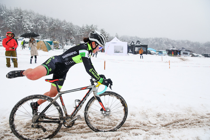 女子エリート 下りに向かってバイクに飛び乗る松本璃奈(TEAM SCOTT)