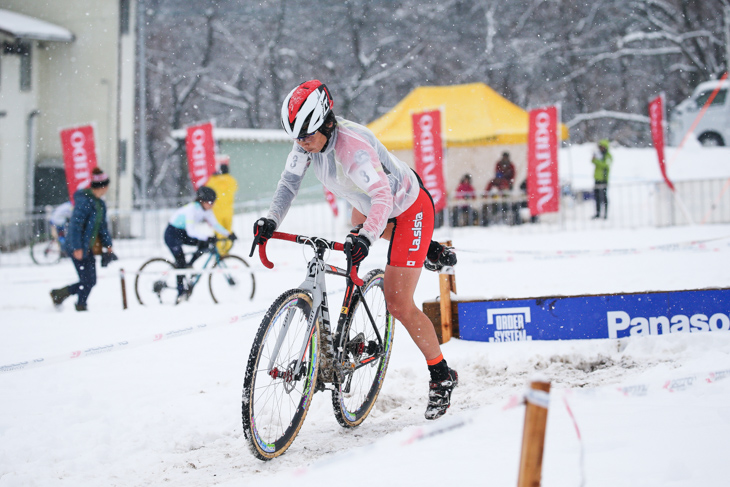 女子エリート 4番手を走る宮内佐季子(ClubLa.sistaOffroadTeam)