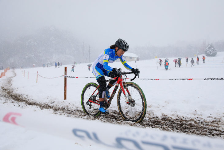 女子エリート　雪と泥の悪路を走る今井美穂（CO2 Bicycle）