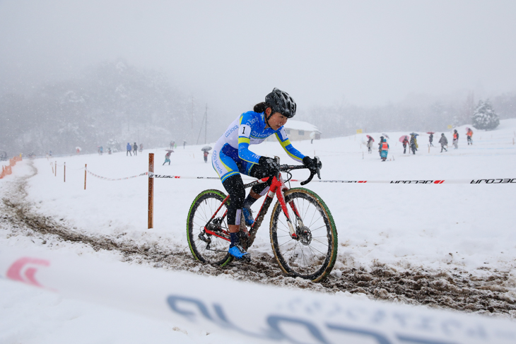女子エリート 雪と泥の悪路を走る今井美穂(CO2 Bicycle)