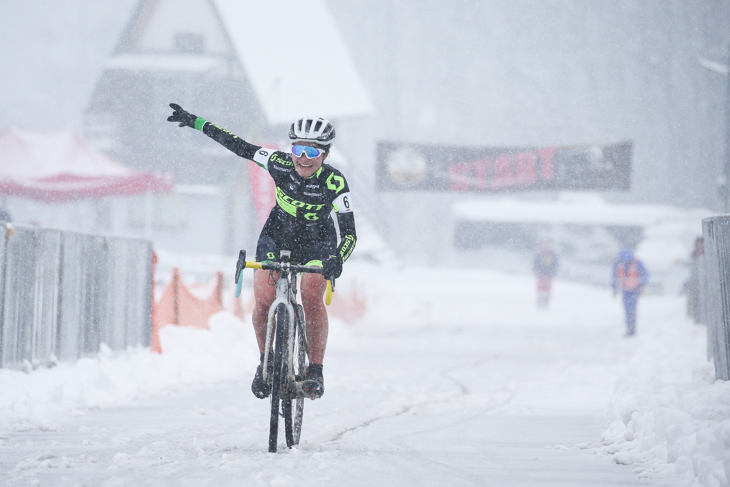 女子エリート 降りしきる雪の中、フィニッシュに向かう松本璃奈(TEAM SCOTT)