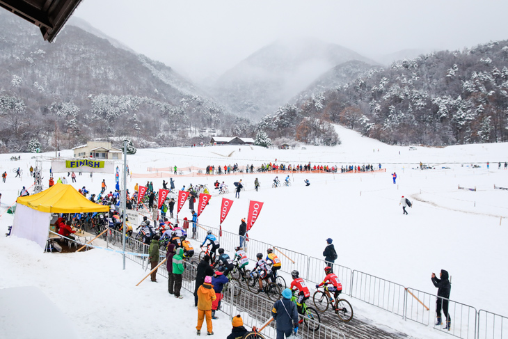 男子エリート　雪に覆われたマキノ高原の特設コース