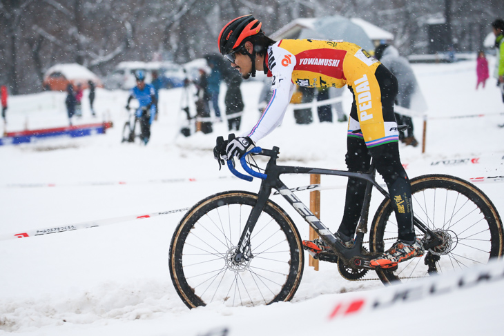 男子エリート　横山を振り切る前田公平（弱虫ペダルサイクリングチーム）