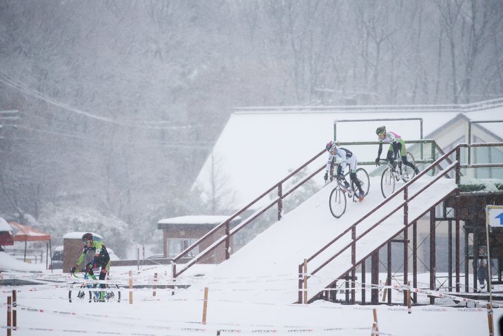 男子ジュニア　1周目の後半に小島大輝（SNEL CYCLOCROSS TEAM）がリードを奪う