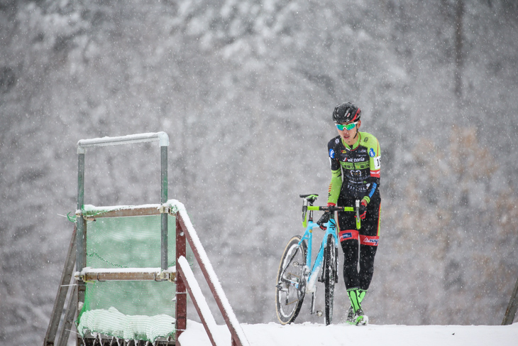 男子ジュニア　後続を突き放す小島大輝（SNEL CYCLOCROSS TEAM）