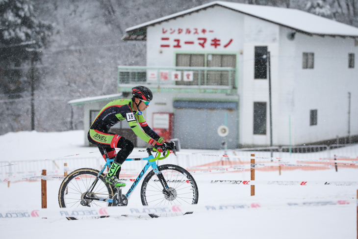 男子ジュニア 後続を突き放す小島大輝(SNEL CYCLOCROSS TEAM)