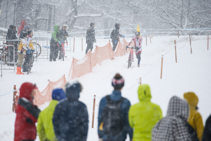 男子U23 降りしきる雪の中を独走する村上功太郎(松山工業高校)