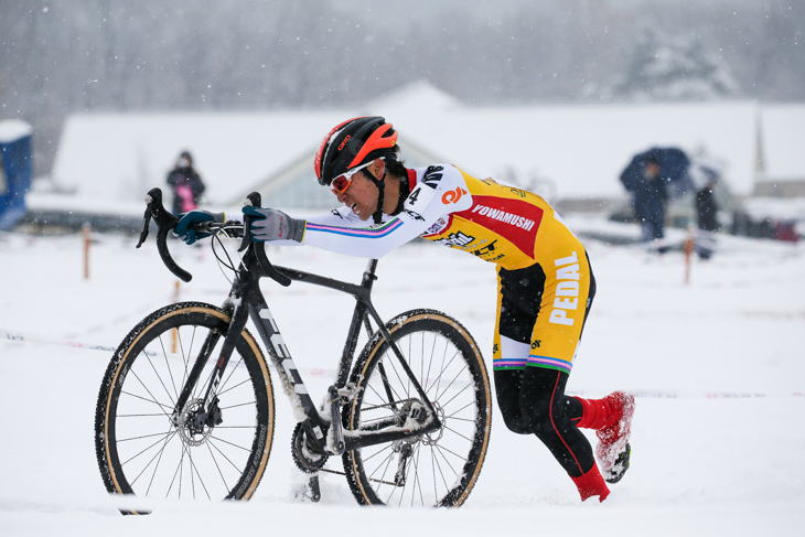 男子U23　バイクを押す2番手の江越海玖也（弱虫ペダルサイクリングチーム）