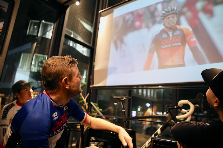 映し出されたフランス選手権の優勝シーンを眺める。「多分1000回は見返したよ(笑)」