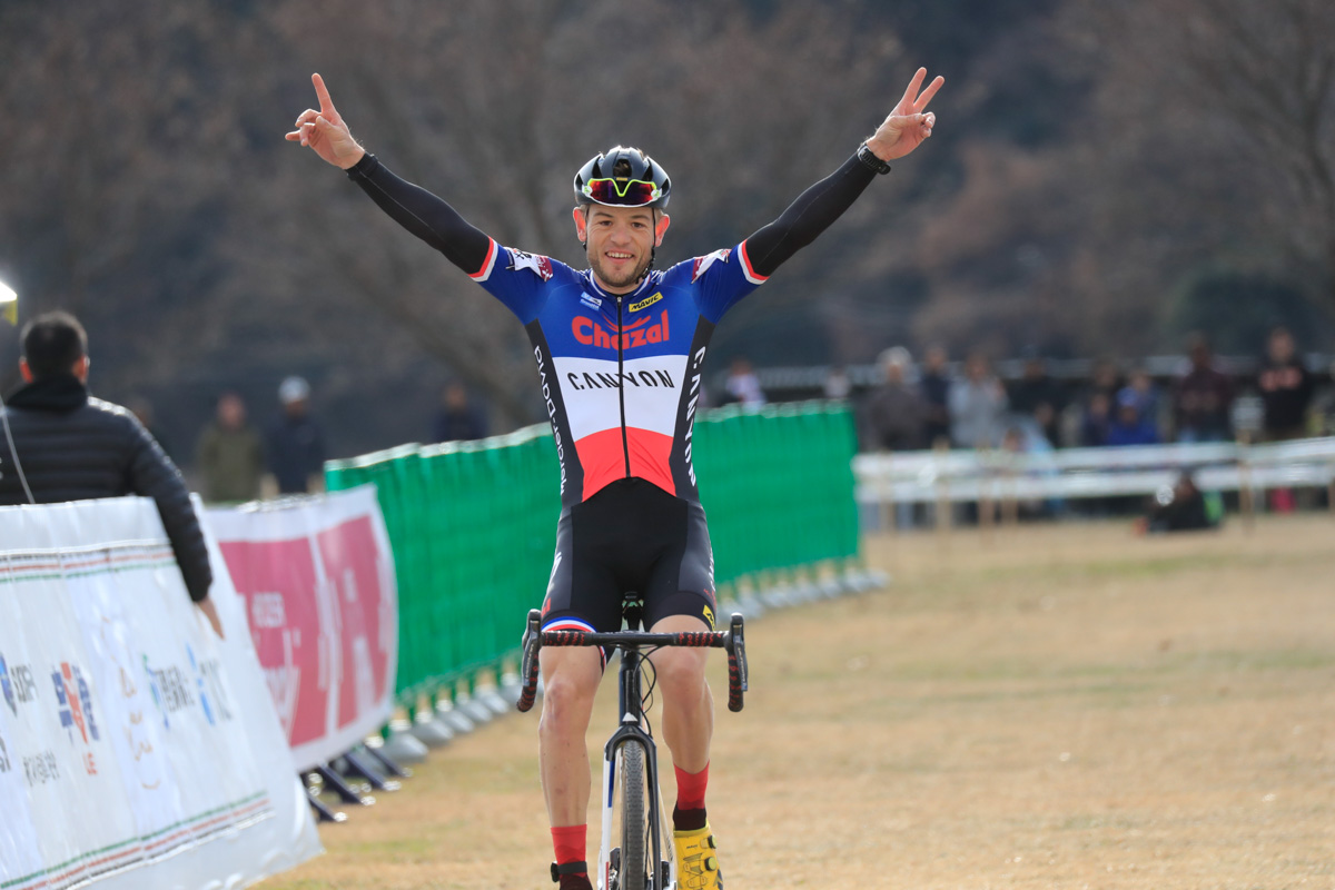 余裕の独走勝利を決めたスティーブ・シェネル(フランス、チームシャザル・キャニオン)