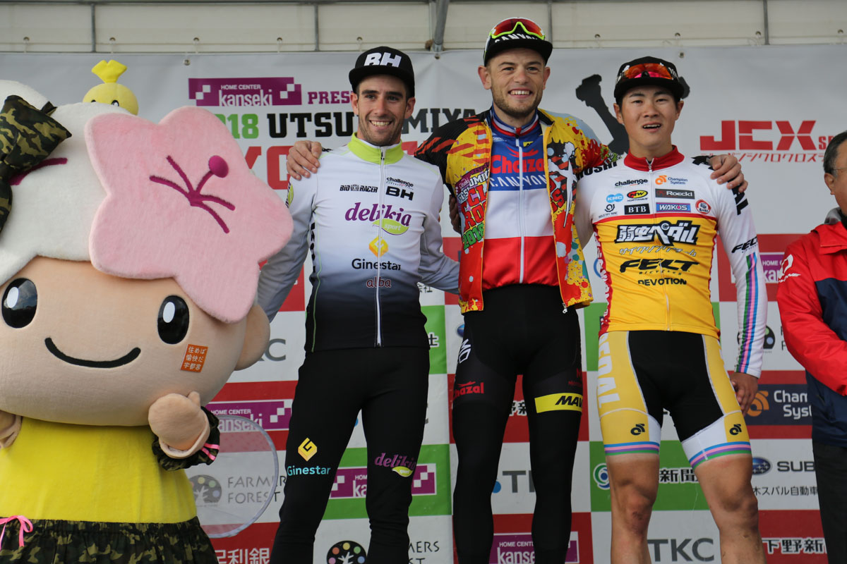 エリート男子表彰 優勝スティーブ・シェネル(フランス、チームシャザル・キャニオン)、2位フェリペ・オルツ(スペイン、DELIKIA - GINESTAR)、3位織田聖(弱虫ペダルサイクリングチーム)