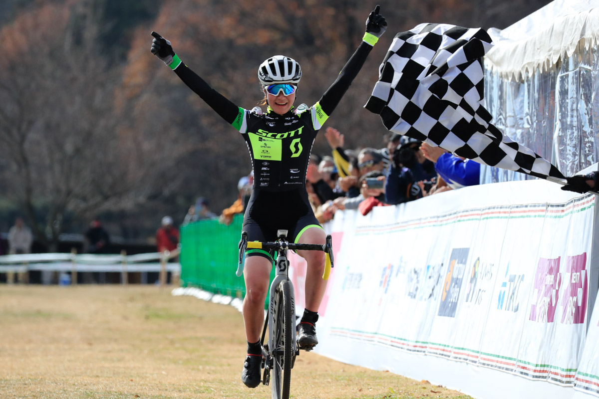 堂々のフィニッシュポーズを決めて優勝した松本璃奈(TEAM SCOTT)