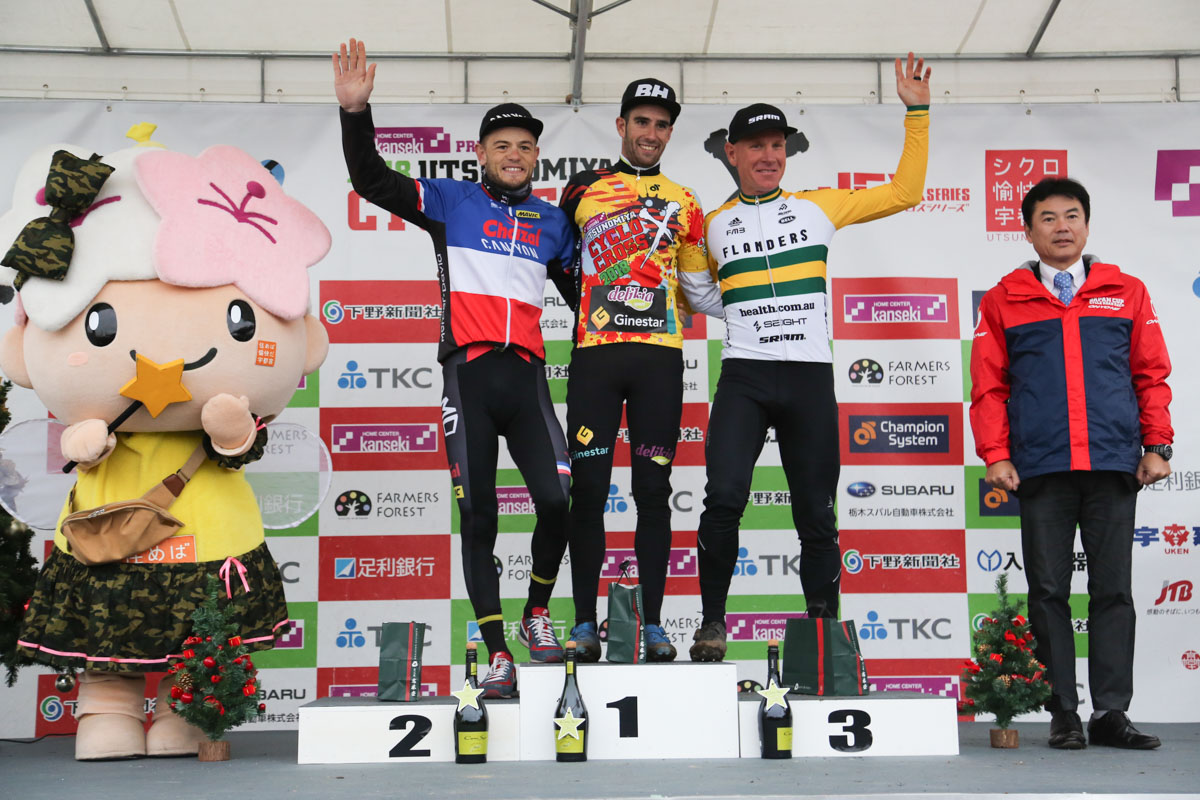 UCIエリート男子表彰　優勝フェリペ・オルツ（スペイン、DELIKIA - GINESTAR）、2位スティーブ・シェネル、3位クリス・ジョンジェワード