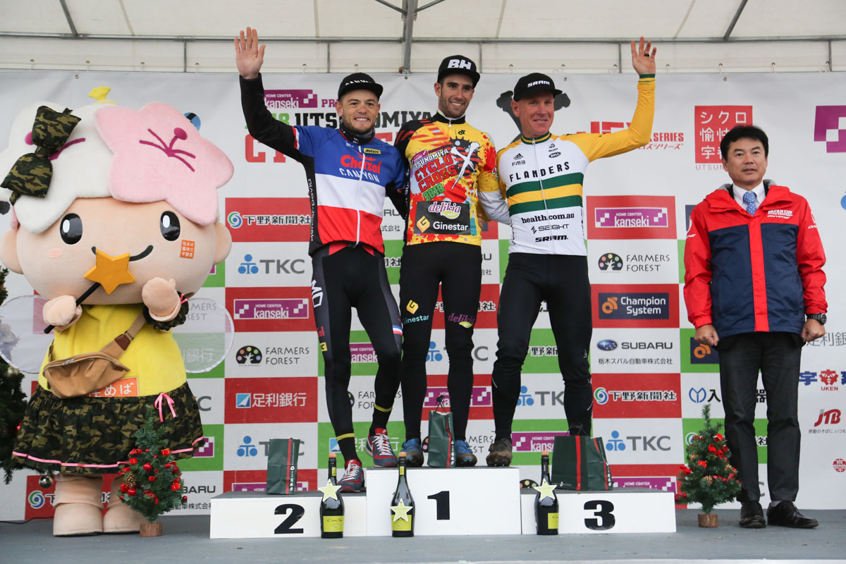 UCIエリート男子表彰 優勝フェリペ・オルツ(スペイン、DELIKIA - GINESTAR)、2位スティーブ・シェネル、3位クリス・ジョンジェワード