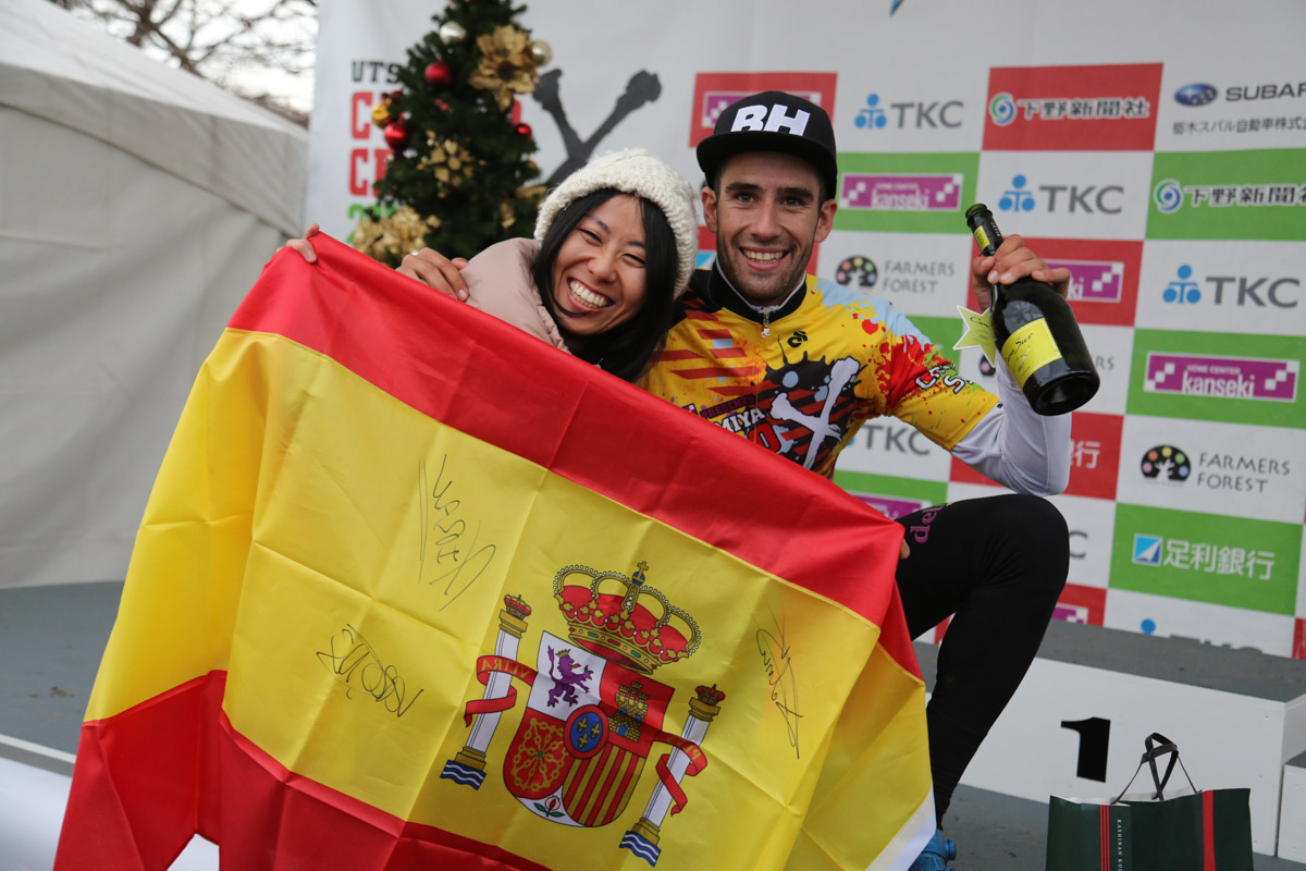 フェリペ・オルツ（DELIKIA - GINESTAR）の優勝をスペイン国旗で祝福するファン