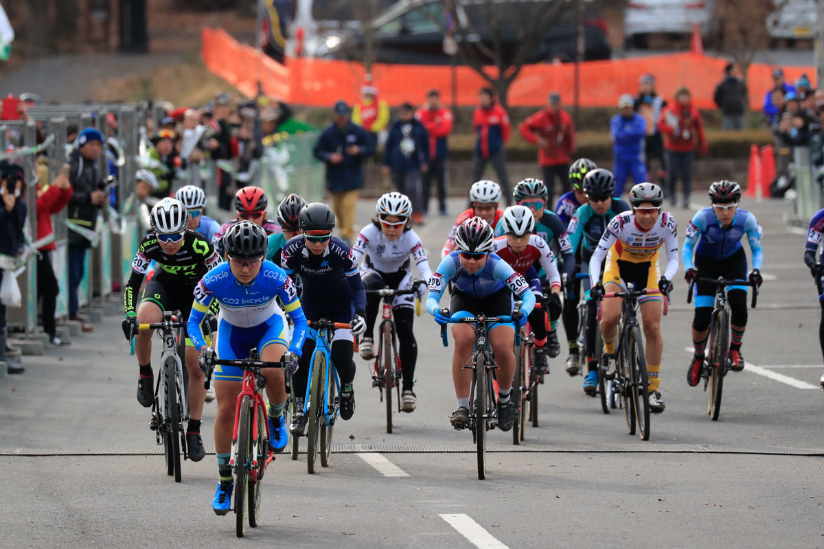 女子エリートのスタート ホールショットは2日連続で今井美穂（CO2 Bicycle）