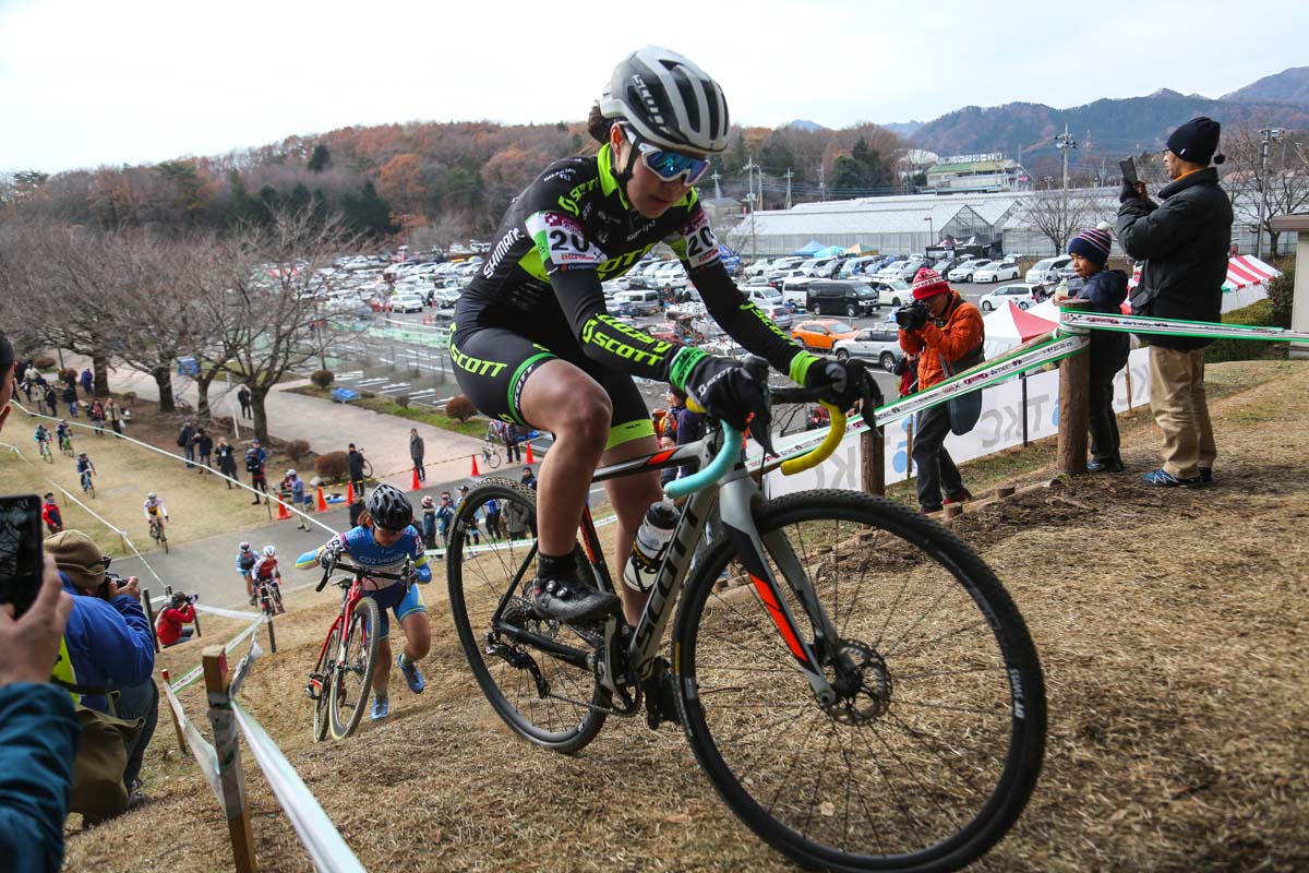 TKCマウンテンの上りを乗ったままクリアした松本璃奈(TEAM SCOTT)がトップに