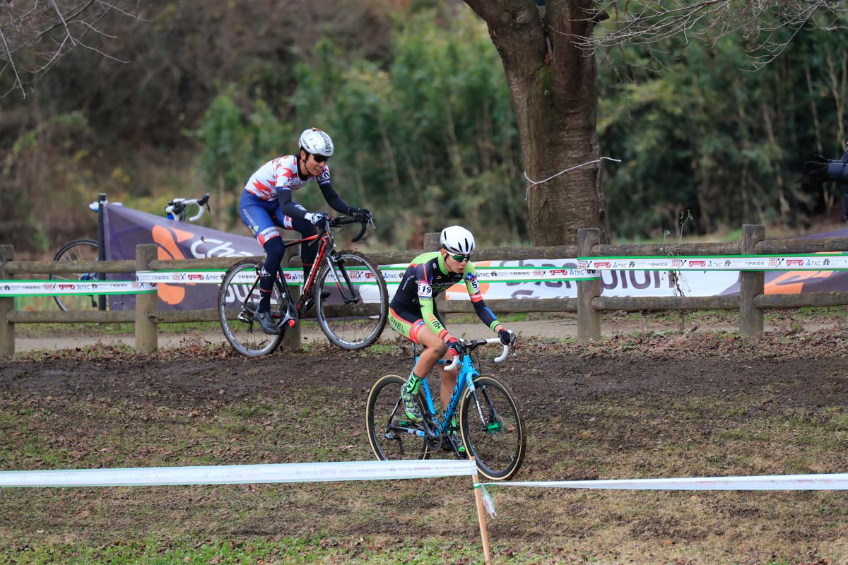 小野寺玲(宇都宮ブリッツェン)と小島大輝(SNEL CYCLOCROSS TEAM)のマッチレースに