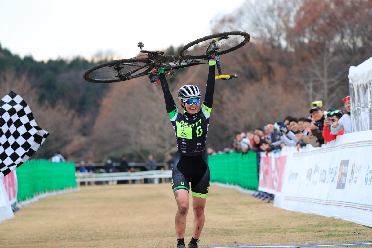 スコットのCXバイクを掲げてフィニッシュした松本璃奈（TEAM SCOTT）