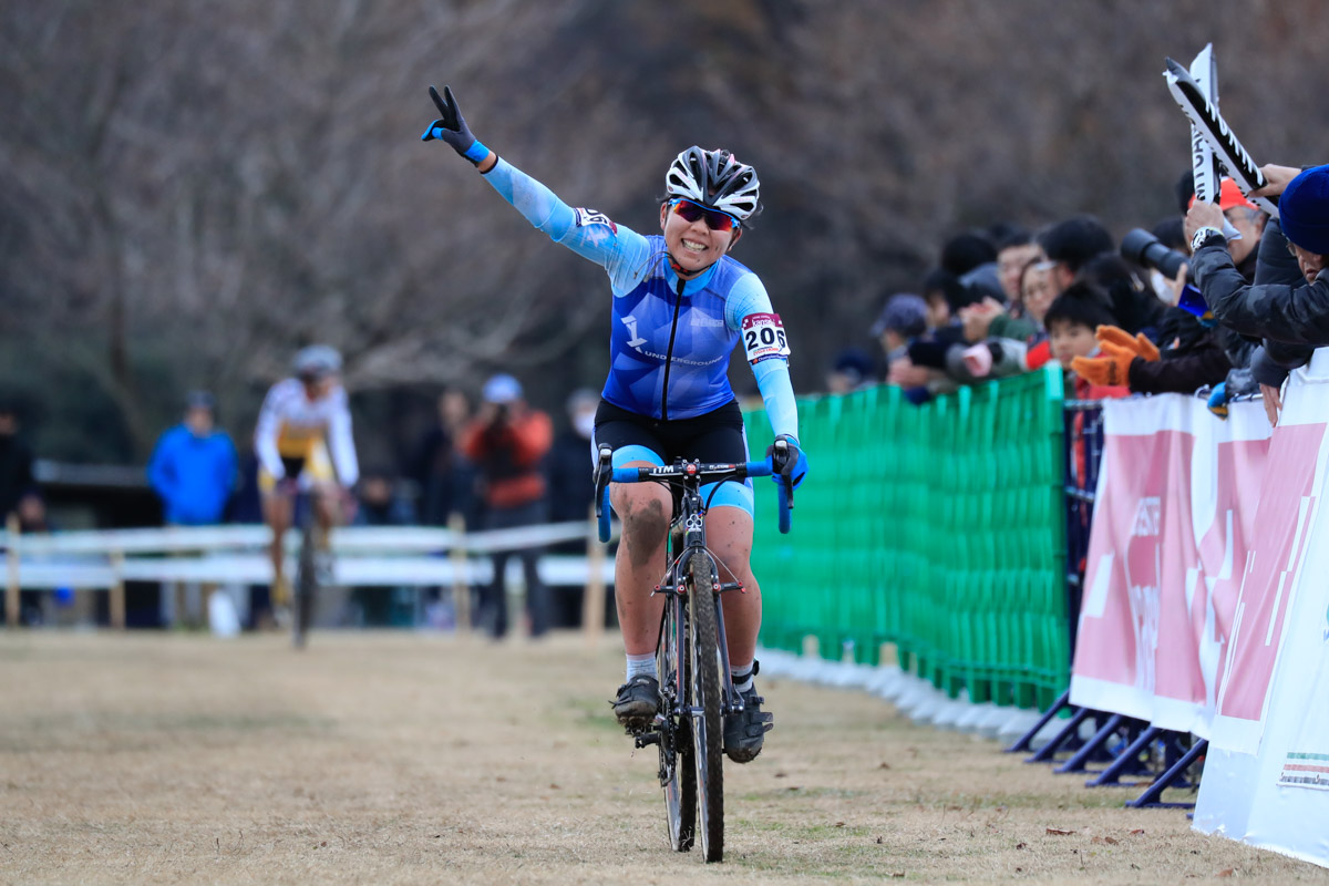 2位を制したのは福田咲絵(AX Cyclocross Team)