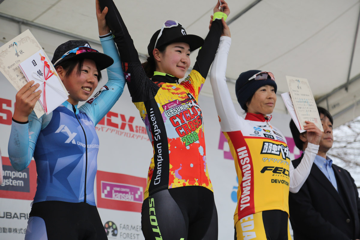 女子エリート表彰 優勝松本璃奈（TEAM SCOTT）、2位福田咲絵（AX Cyclocross Team）、3位唐見実世子（弱虫ペダルサイクリングチーム）