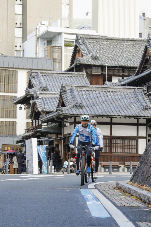 セレモニー終了後、４名は道後温泉本館前から、四国一周サイクリングウェアを着て記念走行