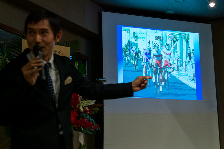 浅田監督「私はこの写真が好きで、勝った小笠原が悔しそうで、後ろの蠣崎の方が勝ったみたいになっているところが面白いんですよね」