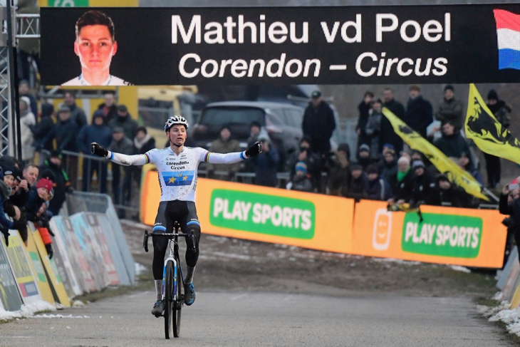 今季15勝目を飾ったマチュー・ファンデルポール（オランダ、コレンドン・サーカス）