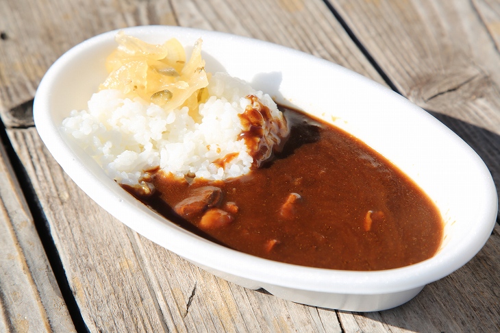 カレーは地鶏がごろごろ入った本格派