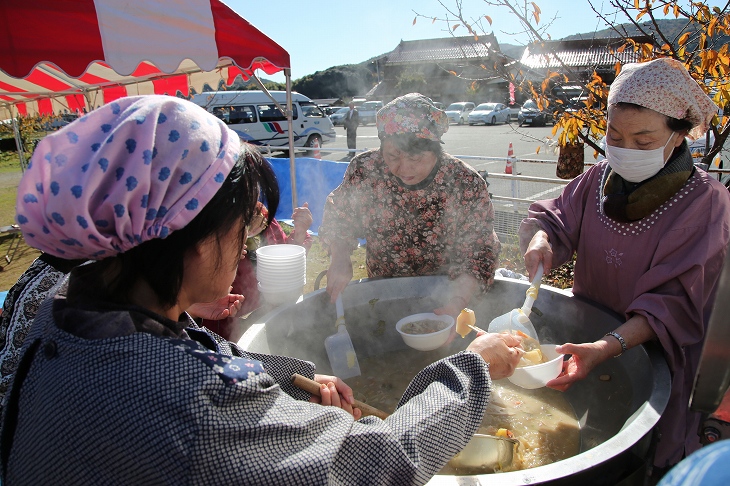 地元野菜と湧水の特製豚汁