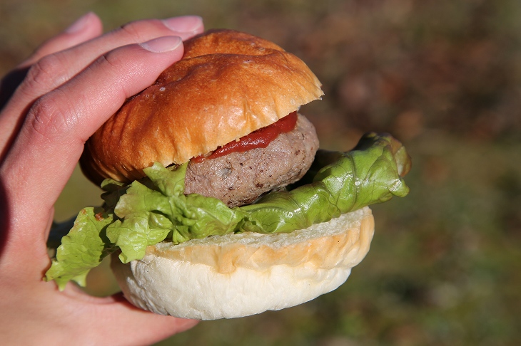 肉厚パティの秋吉台高原牛100％バーガー