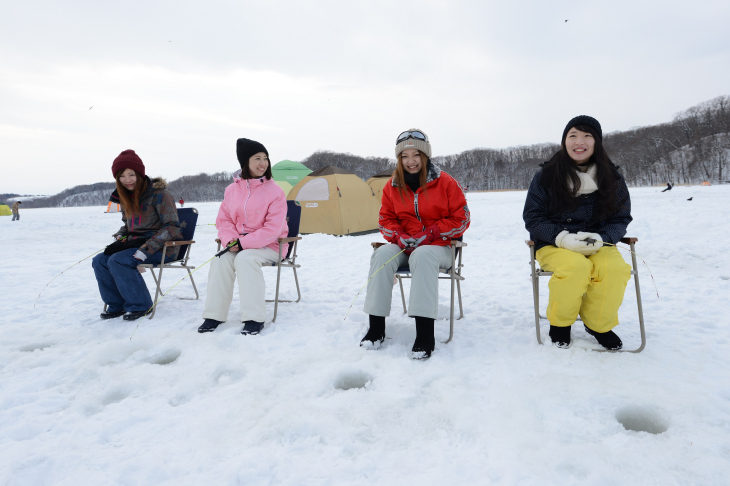 氷上でワカサギ釣りを楽しむ　釣ったワカサギはそのまま天ぷらでいただける