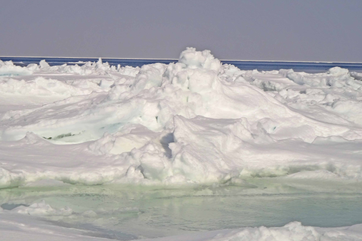 折り重なった流氷がまるで山のようになる