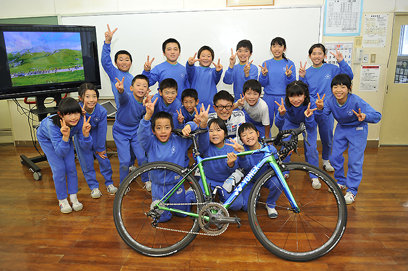 乾側小学校の全18人の児童がピースサインで記念撮影